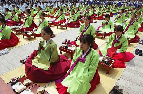 Young South Koreans in traditional clothing participate in a traditional Confucian coming-of-age ceremony May 16, 2005 in Seoul, South Korea. The ceremony was organized to celebrate the coming-of-age of young people who have turned 20 this year or are going to turn 20 this year and to increase their awareness about the responsibilities of adulthood. Coming Of Age Ceremony, Turning 20, Korean Wave, Seoul South Korea, Coming Of Age, Traditional Clothing, South Korean, Traditional Outfits, South Korea