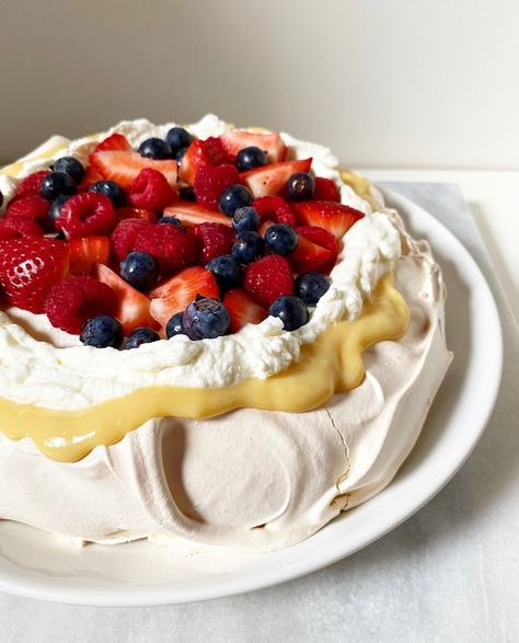 Pavlova With Lemon Curd, Pavlova Recipes, Pavlova Toppings, Cake With Frosting, Chocolate Quinoa, Pavlova Dessert, Quinoa Cake, Pavlova Cake, Meringue Cake