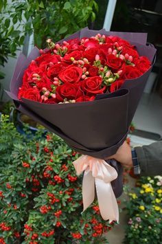 Shopping Flowers, Flower In Hand, Flower Shopping, China Flowers, Nanjing China, Love Rose Flower, Flowers Shop, Flower Bucket, Hand Bouquet