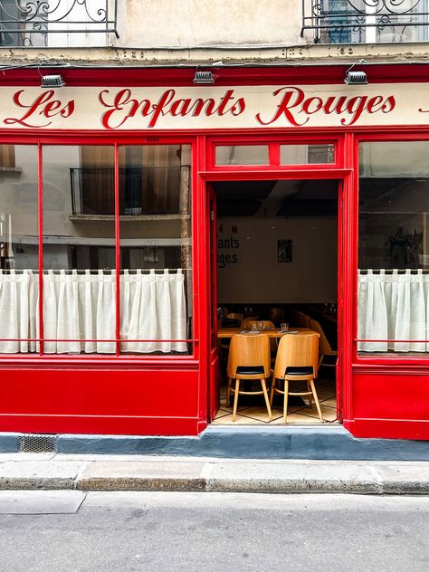 The Very Best Things to Do in the Marais District of Paris - Les Enfants Rouges with a beautiful lettered sign in red to match the exterior, cafe curtains and modern chairs Red Cafe, Italian Restaurant Decor, Coffee Shop Concept, Cafe Paris, Parisian Home Decor, Take A Rest, Cafe Curtain, Small Cafe, Concept Ideas