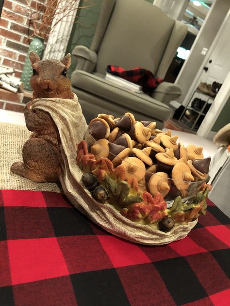 Squirrel Party Ideas, Squirrel Party Food, Squirrel Party, Chipmunk Food, Nut Bar For Squirrels, Fall Squirrel Decor, Edible Acorns, Squirrel Food, Nilla Wafers