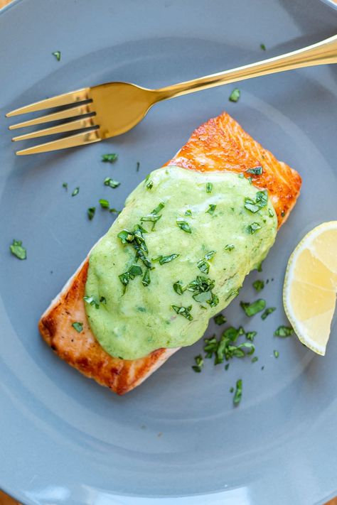 Pan-Seared Salmon with Creamy Avocado Sauce Crispy Salmon Recipe, Salmon In Foil Recipes, Cilantro Lime Salmon, Sauce For Salmon, Creamy Avocado Sauce, Cooking The Perfect Steak, Cooking With Beer, Avocado Butter, Salmon Seasoning