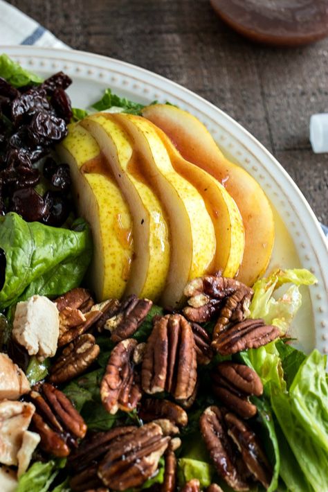 Chopped romaine lettuce tossed with sliced pears, dried cherries, pecans, gorgonzola cheese, diced chicken and homemade cherry balsamic vinaigrette. Copycat recipe of the seasonal Orchard Harvest salad from Panera Bread. Chicken Gorgonzola, Harvest Salad, Sliced Pears, Gorgonzola Cheese, Romaine Lettuce Salad, Panera Bread, Bleu Cheese, Lettuce Salad, Diced Chicken