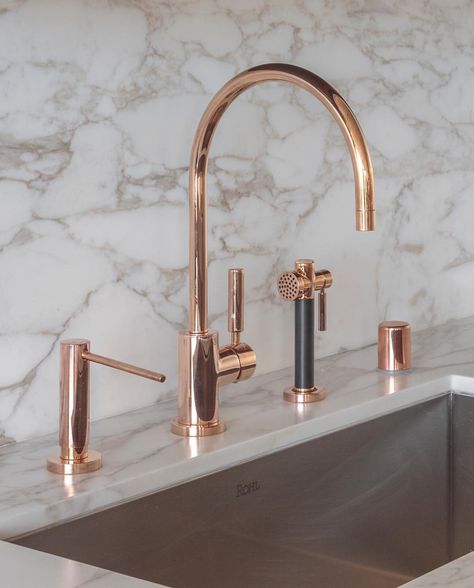 Beautiful sink featuring a rose gold Dornbracht faucet in a kitchen design by Richard Felix-Ashman of Handle Architects. Photo by David… Rose Gold Sink Kitchen, Stainless Steel Sink Gold Faucet, Stainless Steel Sink Brass Faucet, Copper Sink With Brass Faucet, Gold Faucet Silver Sink, Gold Kitchen Faucet, Rose Gold Kitchen, Gold Light Fixture, Rose Gold Lights