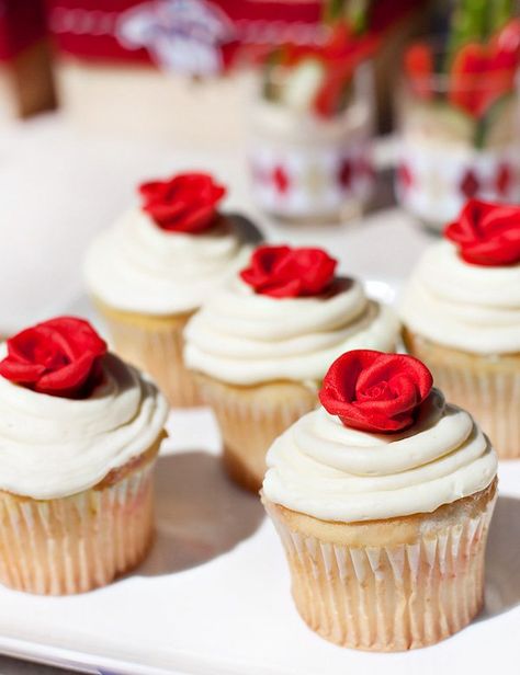 Kentucky Derby Party Ideas: “Taste of Derby” Official Party Kentucky Derby Birthday, Roses Cupcakes, Kentucky Derby Party Ideas, Derby Party Ideas, Kentucky Derby Party Ideas Decoration, Kentucky Derby Food, Kentucky Derby Party Outfit, Kentucky Derby Party Games, Icing Roses