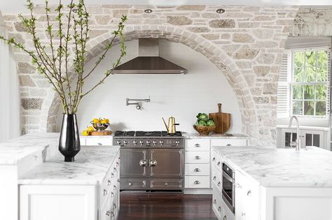 New Traditional Kitchen, Creative Kitchen Backsplash, Classic Kitchen, Kitchen Stove, Kitchen Trends, Luxury Kitchens, Counter Tops, Traditional Kitchen, White Cabinets