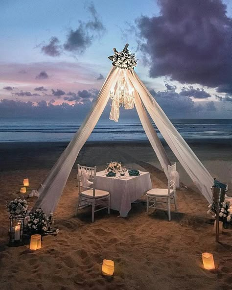 Romantic Dinner Decoration, Cute Dates, Dream Dates, Beach Proposal, Romantic Date Night Ideas, Beach Dinner, Romantic Surprise, Cute Date Ideas, Romantic Picnics