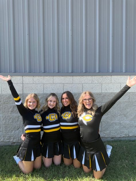 Cheer pic, 4 people pose, cheer pictures, cheer picture ideas, cute pose ideas, cute pose ideas for 4 people Pose For 4 People, Cheer Picture Ideas, Pose Ideas Cute, Cheer Picture Poses, Cheer Outfits, People Poses, Cheerleading Outfits, Cheer Pictures, 4 People