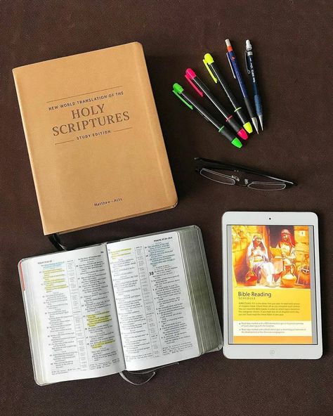 𝓐𝓵𝔀𝓪𝔂𝓼 𝓡𝓮𝓳𝓸𝓲𝓬𝓮 on Instagram: “Soon it could be a good time to implement a personal Bible reading schedule to read the Bible in a year. There are many different schedules…” Bible Study Aesthetic Jw, Jw Bible Reading Schedule, Jw Study Projects, Spiritual Goals Jw, Jw Bible Reading, Spiritual Habits, Dream Routine, Family Worship Night, Bible Reading Schedule