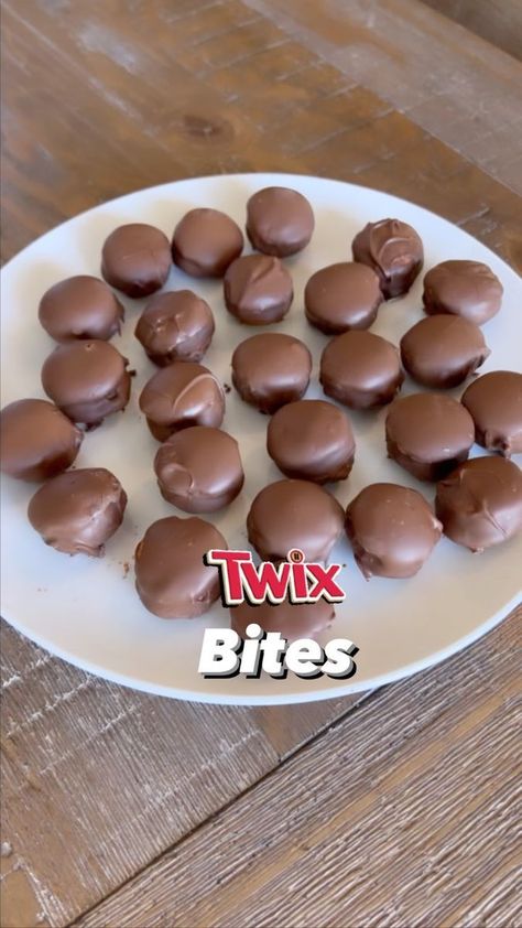 Twix Bites, Holiday Party Treats, Twix Chocolate, Bite Size Appetizers, Christmas Foods, Easy Appetizers, Holiday Snacks, Holiday Meals, Tasty Baking