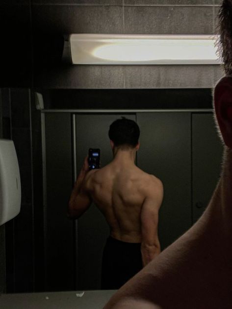 Boxer Guy Aesthetic, Faceless Body Pics Man, Guy Pfp Aesthetic, Men Back Muscles Aesthetic, Gym Boys Aesthetic, Hot Nerd Aesthetic, Shirtless Aesthetic, Back Muscles Men, Muscles Man