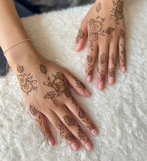 Dainty henna was so popular this Eid!😍😍 💡 inspo : unknown - please tag them if you know! 🍃 cones: @mehndibyruqayya . . . . . . . #henna #mehndi #hennartist #nikkah #wedding #london #pakistani #mehndidesign #art #bride #dome #grid #vines #bridalhenna #nails #elegant #dainty #eidmubarak #eid Henna Simpel, Dainty Henna, Simple Henna Art, Mehendi Ideas, Brown Munde, Nikkah Wedding, Henna Inspo, Wedding London, Nails Elegant