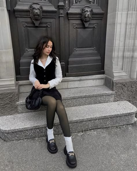 Black And White Outfit, Loafers Outfit, Outfit Mujer, Paris Outfits, White Socks, 가을 패션, Outfit Inspo Fall, Formal Outfit, Business Casual Outfits