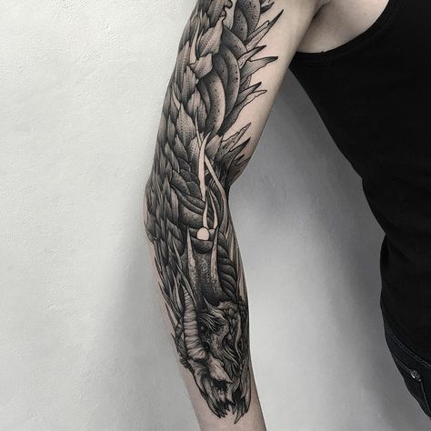 Tattoos Fafnir Tattoo, Best Black Tattoo Ideas, Graphic Tattoos, Dragon Tattoo Shoulder, Dragon Sleeve, Henna Ink, Russian Tattoo, Dragon Sleeve Tattoos, Bear Tattoos