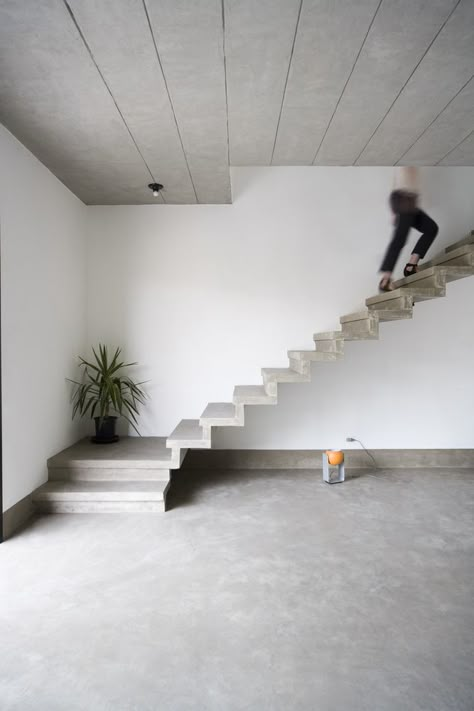 Under Stairs Kitchen, Stairs In Kitchen, Paris House, Concrete Staircase, Attic House, Stairs In Living Room, Modern Small House Design, Concrete Stairs, Stairway Design