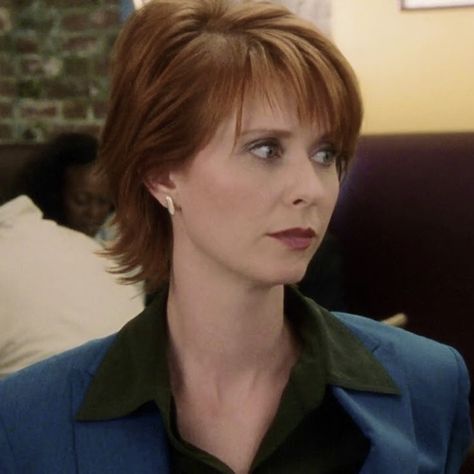 miranda hobbes icon Miranda Hobbs Hair, Miranda Hobbes Hair, Miranda Hobbes Season 1, Miranda Satc, Miranda Hobbs, Satc Outfits, Miranda Hobbes, Carrie Bradshaw Outfits, Carrie Bradshaw Style