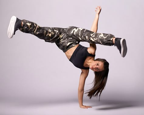 Hip Hop Photo Shoot Ideas, Dance Poses Hip Hop Photo Shoot, Hip Hop Dance Poses Drawing, Dance Photography Poses Hip Hop, Dance Hip Hop Photo, Hip Hop Photoshoot Ideas Dance Poses, Hip Hop Poses For Pictures, Hip Hop Dance Photos, Hip Hop Picture Poses