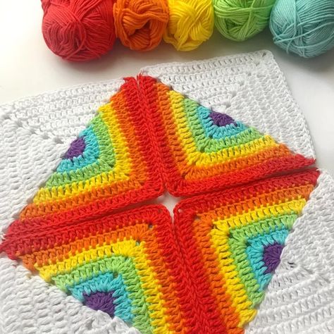 How to crochet a solid granny square using two colours! – Crafty CC Kare Motif, Solid Granny Square, Crochet Diy Tutorial, Crochet Classes, Granny Square Crochet Patterns Free, Crochet Stitches Guide, Crochet Blanket Designs, Square Crochet Pattern, Crochet Hexagon