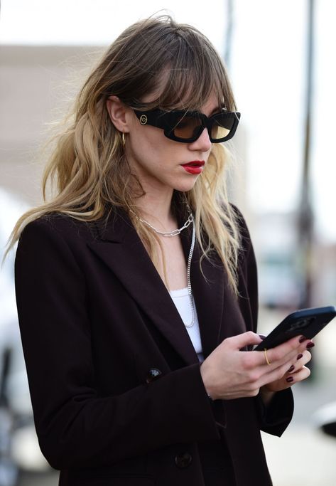 Suki Waterhouse Hair, Long Shag Haircut, Brown Suit, Hairstyles For Layered Hair, Suki Waterhouse, Hair Problems, Mode Inspo, Bad Hair, Fashion Photographer