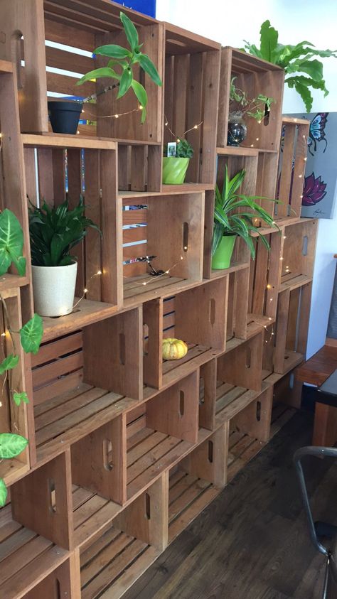 Using milk crates for storage and display Crate Wall Display, Plant Market Stall, Crates For Storage, Pottery Booth Display, Display Craft Fair, Market Stall Display Ideas, Crate Display, Stall Display Ideas, Artisan Cafe