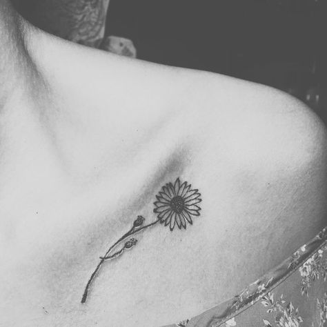 Sunflower Tattoo Thigh, Tattoo Sunflower, Sunflower Tattoo Sleeve, Sunflower Tattoo Shoulder, Bone Tattoos, Small Flower Tattoos, Daisy Tattoo, Small Tattoos Simple, Trendy Tattoo