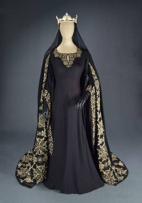 Gorgeous gold and black brocade (most likely) Travis Banton, Rhaella Targaryen, The Crusades, Medieval Gown, Medieval Clothes, Hollywood Costume, Fantasy Dresses, Medieval Costume, Fantasy Gowns