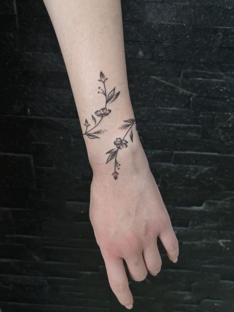 Sweet Pea Wrist Tattoo, Sweet Pea Wrap Around Tattoo, Meaningful Tattoo Ideas For Women, Tattoos Pulseras, Pea Tattoo, Sweet Pea Tattoo, Trendy Tattoo Ideas, Wrap Around Wrist Tattoos, Meaningful Tattoo Ideas