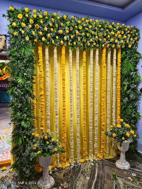 Pradhanam Decoration, Mahalaxmi Decoration, Pellikoduku Decor, Haldi Backdrop, Flower Mala, Stage Decoration Photos, Ganesh Decoration, Haldi Decoration Ideas, Haldi Ceremony Decorations