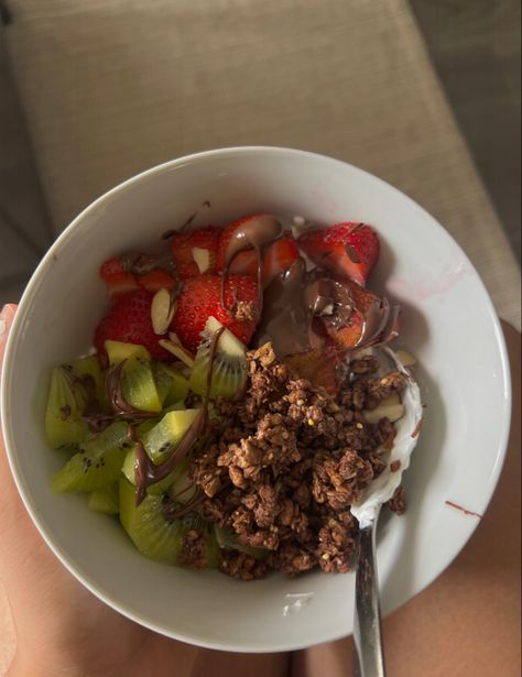 Granola Bowl, Yogurt Chocolate, Chocolate Granola, Strawberry Kiwi, Chocolate Spread, Yogurt Bowl, Kiwi, Granola, Strawberries