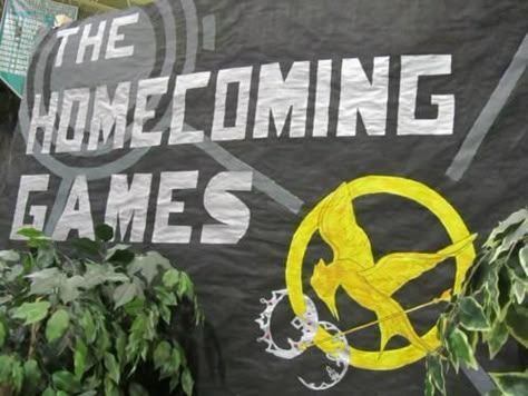 THAT is an awesome theme. I might have actually wanted to GO to a school dance… Homecoming Dance Themes, Pep Rally Themes, Homecoming Hallways, Spirit Week Themes, School Dance Themes, School Spirit Posters, Rally Idea, Pep Club, Homecoming Floats