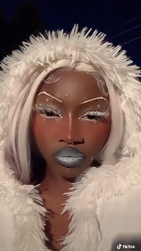 Angel Makeup Black Women, Angel Cosplay Makeup, All White Makeup, White Makeup Ideas, Cool Eyeliner Ideas, Fairy Aesthetic Nails, White Makeup Looks, White Mascara, White Eye Makeup