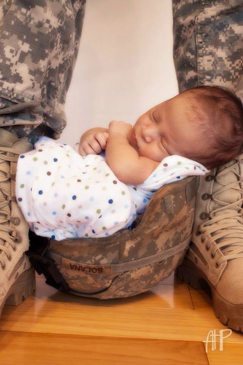 Army baby. Photo shoot. Dad's military helmet. Son, handsome Military Baby Pictures, Army Baby, Military Baby, Baby Pictures Newborn, Newborn Pics, Foto Baby, Newborn Shoot, Newborn Pictures, Trendy Baby