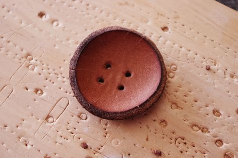 Leather Brooch Diy, Leather Brooch Handmade, Leather Pin Cushion Diy, Sew Leather By Hand, Button Inspiration, Wood Buttons Handmade, How To Make Leather, Leather Jewels, Leather Sewing