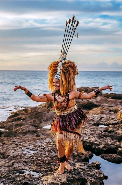 Samoan Photoshoot, New Zealand Traditional Clothing, Samoan Culture, Samoan Culture Aesthetic, Samoan Culture Photography, Samoan Dance, Polynesian Dance Photography, Samoan Women, Samoan People