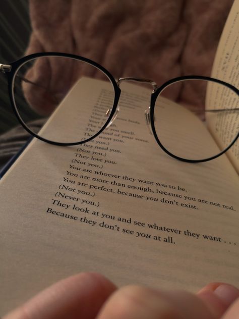 dark academia glasses Books And Glasses Aesthetic, Old Glasses Aesthetic, Dark Academia Glasses Aesthetic, Light Academia Glasses, Dark Glasses Aesthetic, Glasses Dark Academia, Nerd Glasses Aesthetic, Anjali Core, Academia Glasses