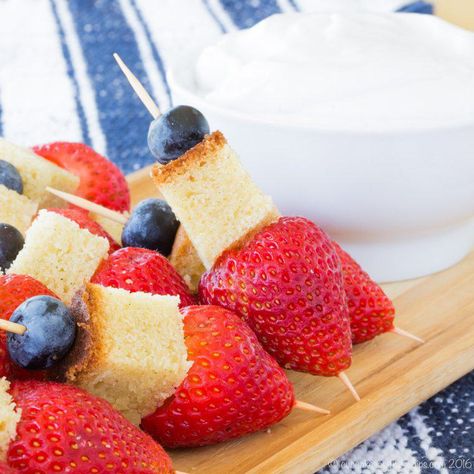 Red, White, and Blue Berry Pound Cake Bites - Cupcakes & Kale Chips Cake Kabobs, Pound Cake Bites, Berry Pound Cake, Homemade Pound Cake, Whipped Cream Desserts, Picnic Desserts, Berry Shortcake, Spring Picnic, Blue Desserts