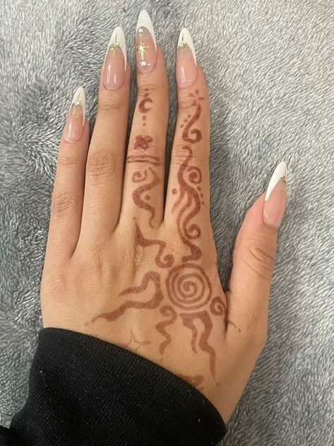 not mine Mendhi Tattoo Ideas, Tattoo Colors On Brown Skin, Native Finger Tattoos For Women, Henna Hands Design, Henna On Hand Simple, Baby Henna Designs Simple, Cute Hena Tato Desain, Tattoo With Henna, Henna For Small Hands