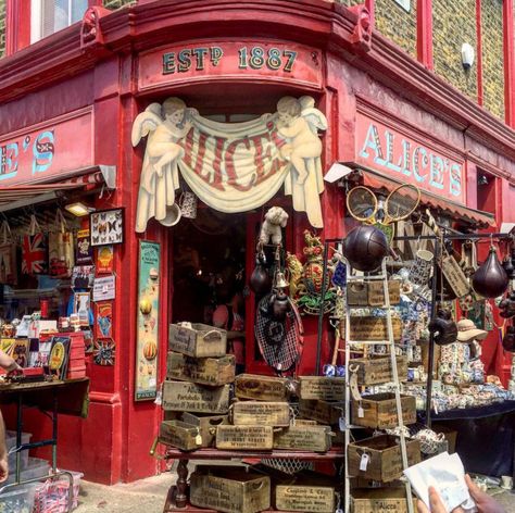 Vetta Vintage owner Jasmine Chess reveals where to find rare, one-of-a-kind gems in England's capital. Best Markets In London, Portobello Road Market, London Vacation, Travel Guide London, London Shopping, London Baby, Portobello Road, London Aesthetic, London Free