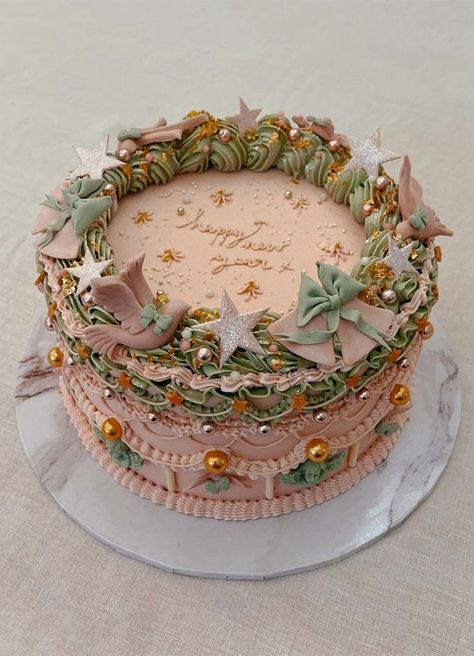 50 Vintage Inspired Lambeth Cakes That're So Trendy : New Year Cake Victorian Cakes, Vintage Heart Cake, New Year Cake, Bolo Vintage, Vintage Birthday Cakes, New Year's Cake, Cupcakes Decorados, Cute Baking, Pretty Dessert