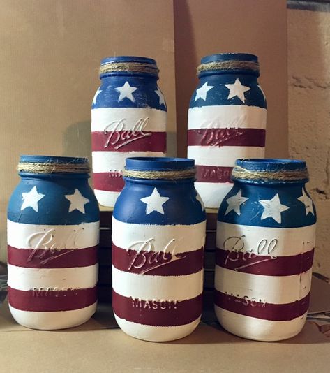 Holiday Mason Jar Crafts, Patriotic Mason Jars, American Decorations, Americana House, Fouth Of July Crafts, Patriotic Crafts Diy, Moose Crafts, American Flag Crafts, Holiday Mason Jar