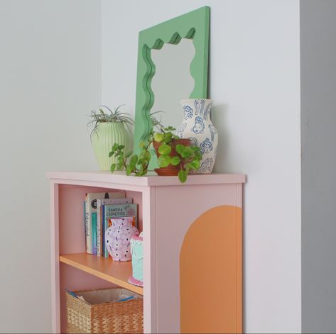 Color Block Bookshelves, Book Shelf Nook Ideas, Funky Painted Bookshelf, Bookshelf Color Ideas Paint, Colourful Bookcase, Funky Bookshelf, Shelf Painting Ideas, Orange Bookshelf, Orange Bookshelves