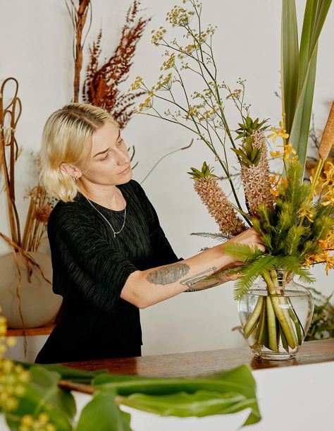 A Foraging Florist Making The Most Of Everyday Materials Florist Headshots, Floral Studio Work Spaces, Florist Reference, Florist Portrait, Florist Lifestyle, Florist Photoshoot, Florist Instagram, Environmental Photography, Florist Branding