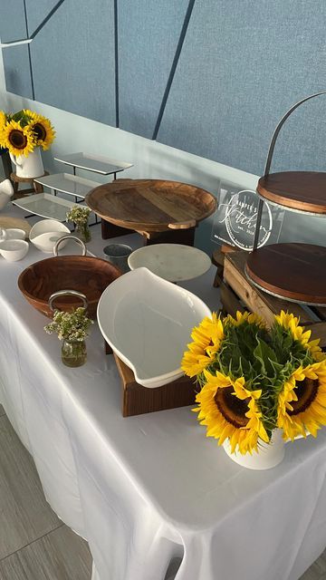 Buffet Table For Wedding Receptions, Sunflower Grazing Table, Sunflower Buffet Table, Brunch Display Ideas, Sunflower Charcuterie Board, Outdoor Lunch Table Setting, Brunch Set Up Ideas Buffet Tables, Brunch Spread Table, Lunch Buffet Ideas