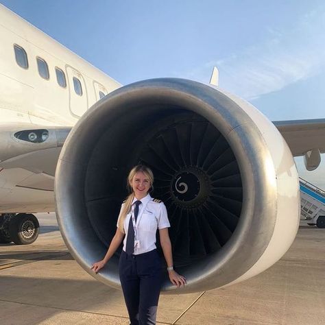 Reposting Female Pilots on Instagram: "• @svobodova_denisa In thrust we trust. . . . . #b737 #boeing #pilot #czechgirl" Aircraft Maintenance Engineer, Pilot Career, Cybercore Aesthetic, Stealth Aircraft, Student Pilot, Women Wearing Ties, Pilots Aviation, Airline Pilot, Aircraft Maintenance