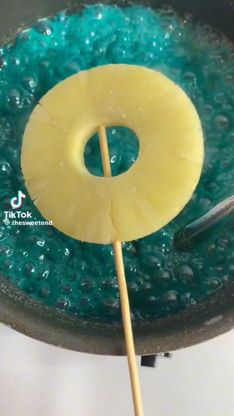 Credits: @thesweetend on tiktok Candied Grapes Recipe, Candied Fruit Recipes, Candied Grapes, Gourmet Candy Apples, Candy Grapes, Hard Candy Recipes, Candied Pineapple, Candy Business, Candy Apple Recipe