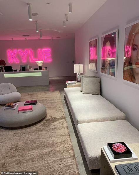 Kylie Jenner Bedroom, Cosmetology Business, Valentino Store, Kylie Jenner House, Disco Stage, Jenner House, Interior Kantor, Salon Suites Decor, Caitlyn Jenner