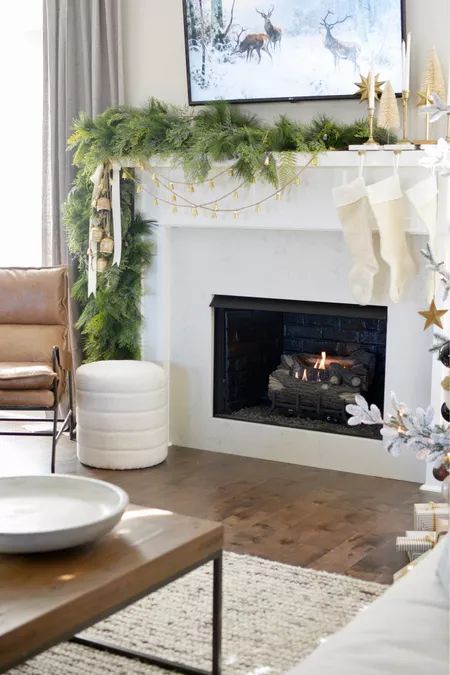 Mantle Christmas Decor Ideas, Christmas Apartment, Christmas Mantle Decor, Christmas Fireplace Decor, Christmas Decor Inspiration, Christmas Mantel Decorations, Christmas Mantle, Christmas Fireplace, Minimalist Christmas