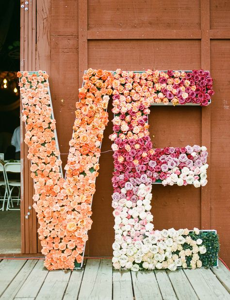 DIY giant floral-filled LOVE letters Wedding Flower Letters, Diy Big Letters, Big Letters Wedding, Big Letters Decoration Wedding Ideas, Flower Letters Wedding, Giant Letters Diy, Marquee Numbers With Flowers, Letter Filled With Flowers, Flowered Letters