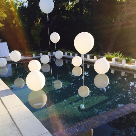 Balloons In Pool Wedding, Ballon’s In Pool, Ballons In Pool Ideas, White Balloons In Pool, Balloon In Pool Decoration, Pool Party Engagement Party Ideas, Classy Pool Party Decorations, Balloons Over Pool, Floating Balloons In Pool