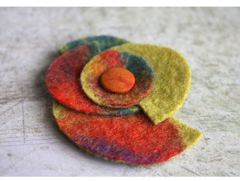 Brooch Felt, Brooch Ideas, Felted Wool Crafts, Felt Beads, Fabric Brooch, Felt Embroidery, Felt Jewelry, Needle Felting Projects, Wool Projects